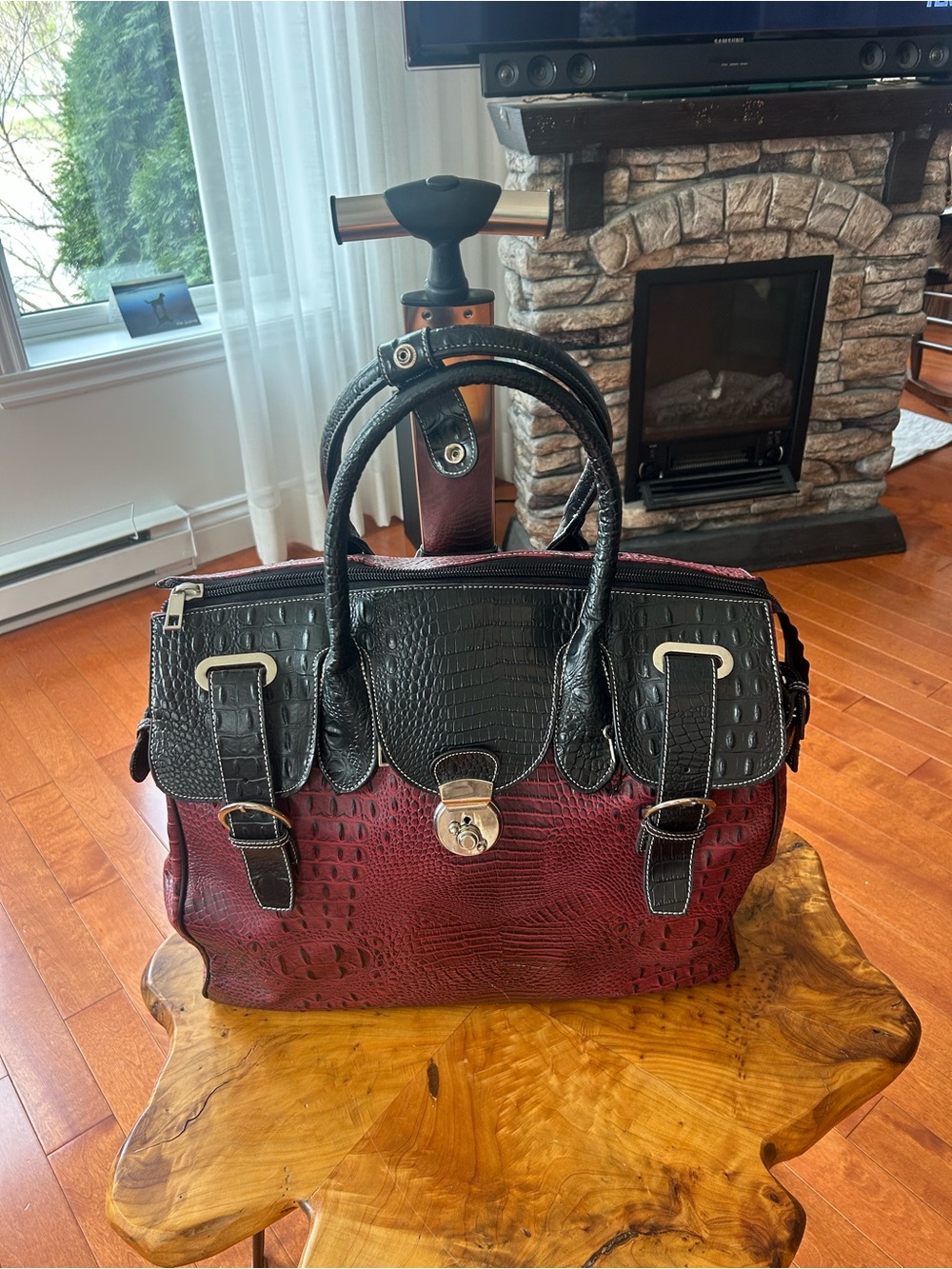 Two-Tone vegan Leather Travel Satchel — Black and Burgundy❤️18x15x10